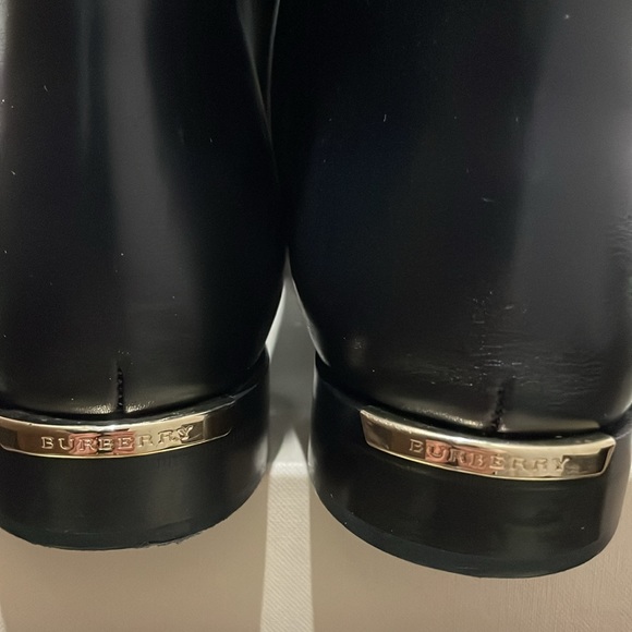 Burberry Flat Boot 👢 Authentic - Picture 7 of 11